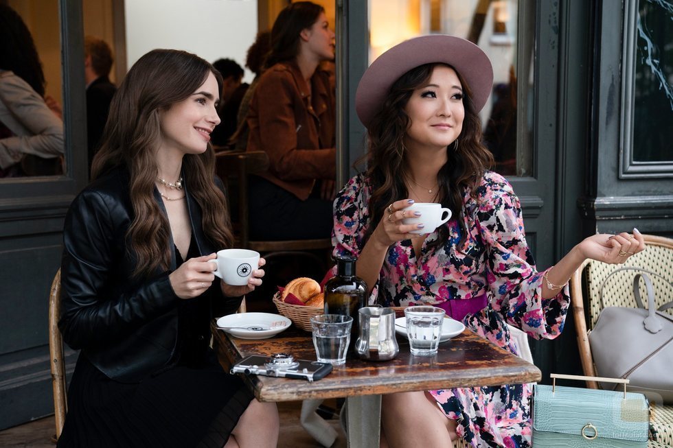 Lily Collins y Ashley Park en 'Emily en París'