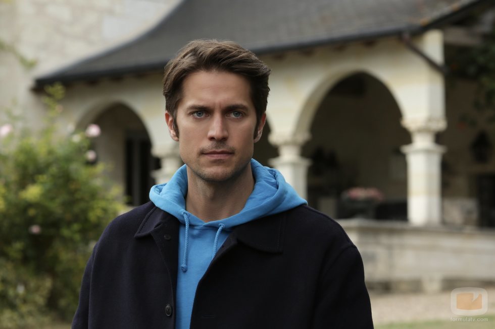 Lucas Bravo en 'Emily en París'