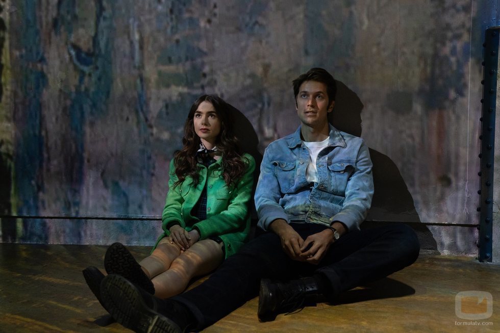 Lily Collins y Lucas Bravo en 'Emily en París'