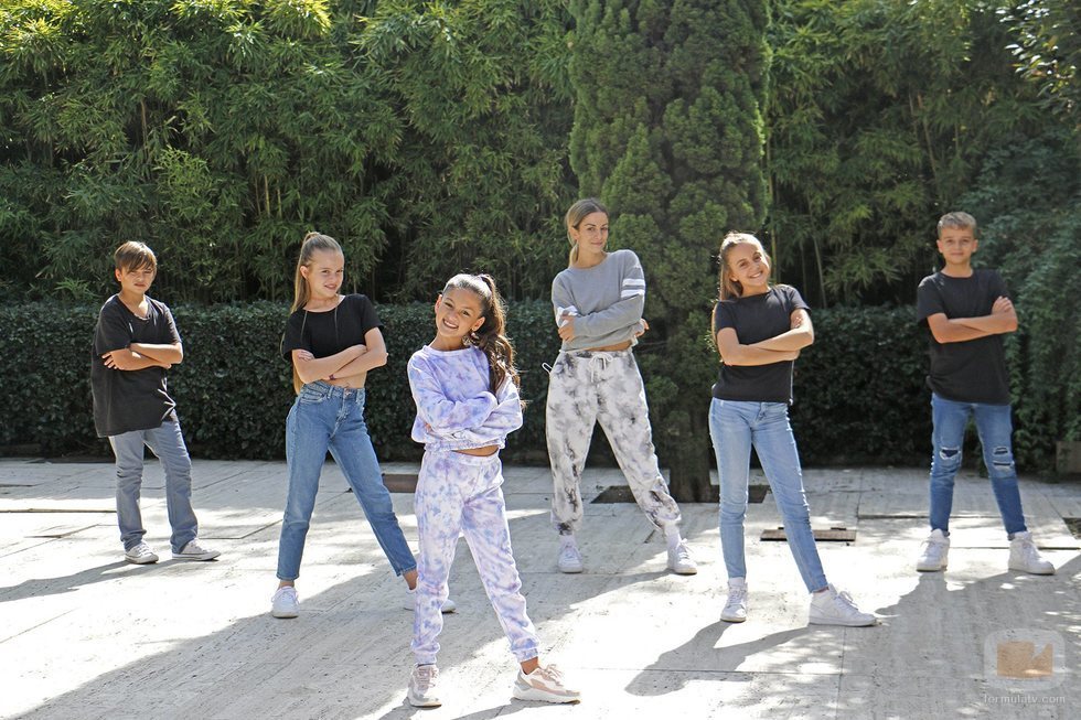 Vicky Gómez junto a Soleá y sus bailarines para Eurovisión Junior 2020