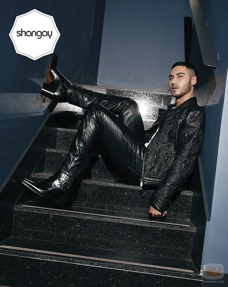 Alejandro Speitzer posa con estilo para Shangay