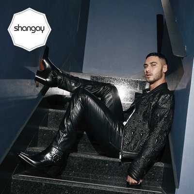 Alejandro Speitzer posa con estilo para Shangay