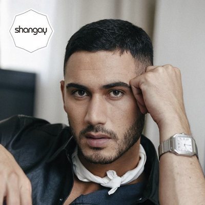 Alejandro Speitzer mira a cámara para Shangay