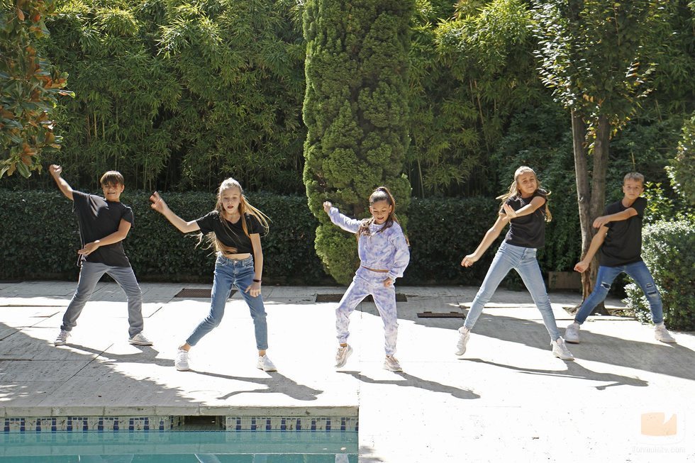 Soleá junto a sus bailarines en el videoclip de "Palante"