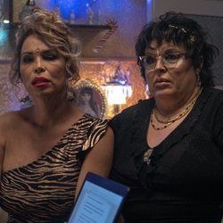 Cristina y Paca la Piraña en el capítulo 1x06 de 'Veneno'