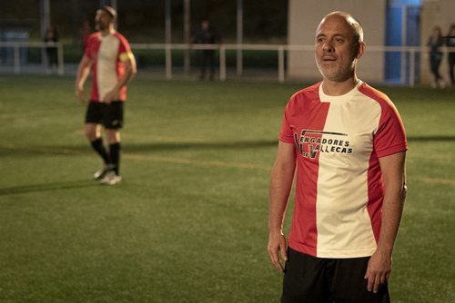 Márquez jugando al fútbol en la cuarta temporada de 'Estoy vivo'
