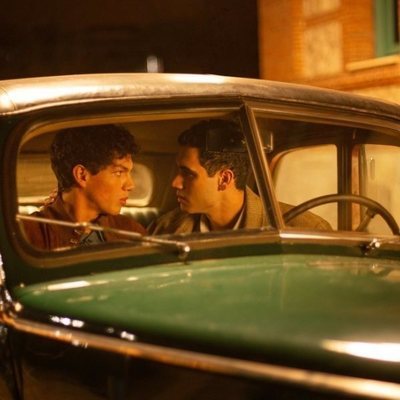 Gabino y Lázaro, muy cerca dentro de un coche en 'Alguien tiene que morir'