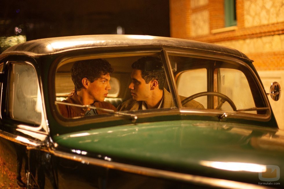Gabino y Lázaro, muy cerca dentro de un coche en 'Alguien tiene que morir'