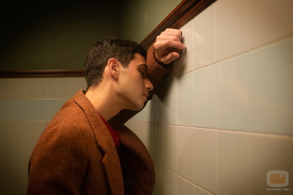 Gabino (Alejandro Speitzer), preocupado en 'Alguien tiene que morir'