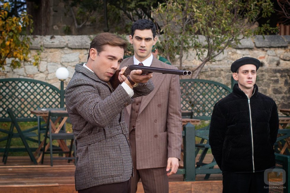 Alonso apunta con una escopeta frente a Gabino en 'Alguien tiene que morir'