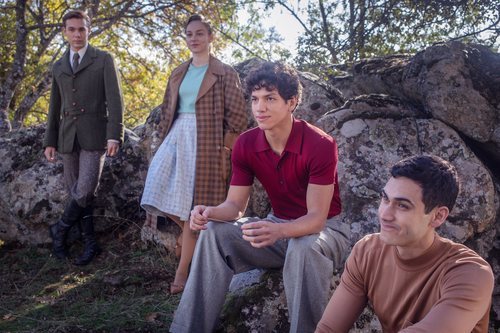 Carlos Cuevas, Ester Expósito, Isaac Hernández y Alejandro Speitzer en 'Alguien tiene que morir'