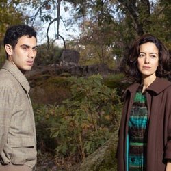 Gabino (Alejandro Speitzer) y Mina (Cecilia Suárez) en 'Alguien tiene que morir'
