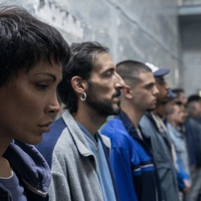 Cristina (Daniela Santiago), en la cárcel de hombres en el 1x07 de 'Veneno'