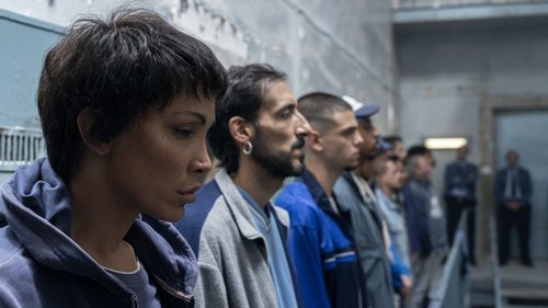 Cristina (Daniela Santiago), en la cárcel de hombres en el 1x07 de 'Veneno'