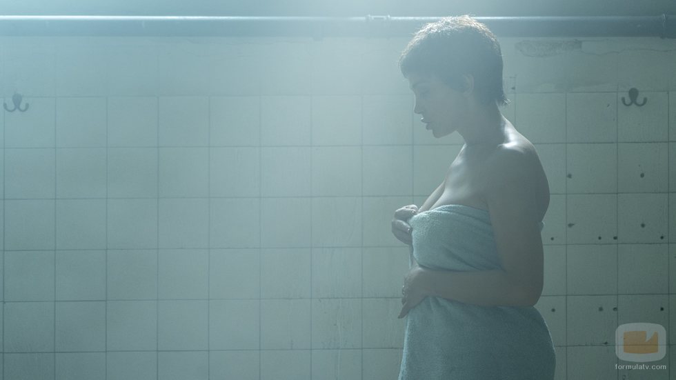 Cristina Ortiz (Daniela Santiago) en la ducha en el 1x07 de 'Veneno'