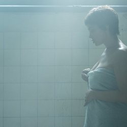 Cristina Ortiz (Daniela Santiago) en la ducha en el 1x07 de 'Veneno'