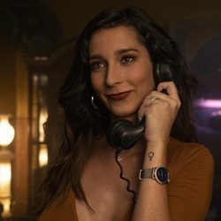 Valeria, sonriente en el capítulo 1x07 de 'Veneno'