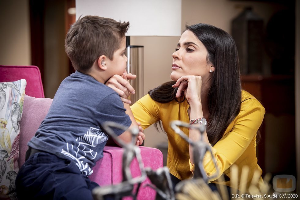 Leonardo Herrera y Eva Cedeño se miran en 'Te doy la vida'