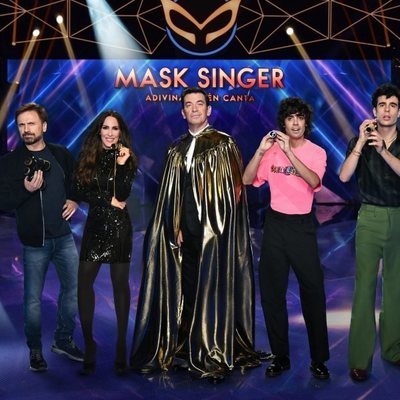 Presentador e investigadores de 'Mask Singer: adivina quién canta'