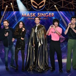 Presentador e investigadores de 'Mask Singer: adivina quién canta'