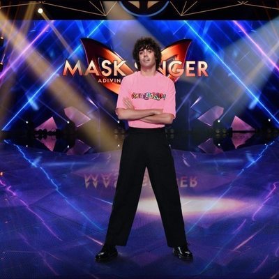 Javier Ambrossi, en el escenario de 'Mask Singer: adivina quién canta'