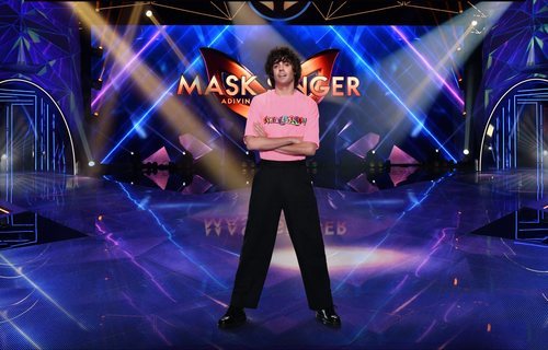 Javier Ambrossi, en el escenario de 'Mask Singer: adivina quién canta'