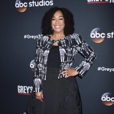Shonda Rhimes posa en la fiesta del episodio 300 de 'Anatomía de Grey'
