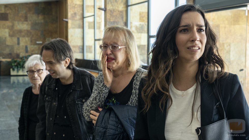 Valeria junto a varios amigos de Cristina en el 1x08 de 'Veneno'
