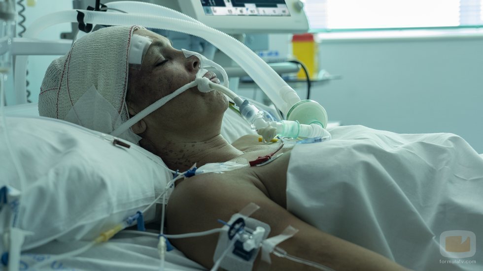 Cristina (Isabel Torres) en el hospital en el final de 'Veneno'