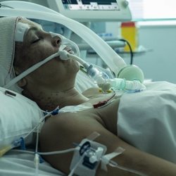 Cristina (Isabel Torres) en el hospital en el final de 'Veneno'