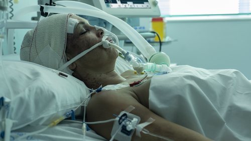 Cristina (Isabel Torres) en el hospital en el final de 'Veneno'