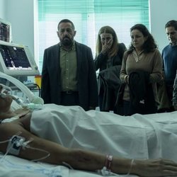 Los familiares de Cristina acuden al hospital en el desenlace de 'Veneno'