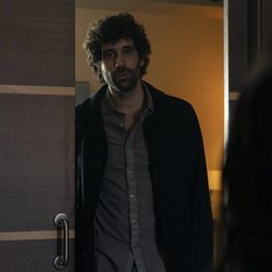 Tamar Novas como Miguel en el 1x08 de 'Veneno'