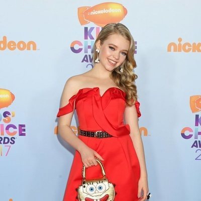 Jade Pettyjohn con su bolso Bob Esponja
