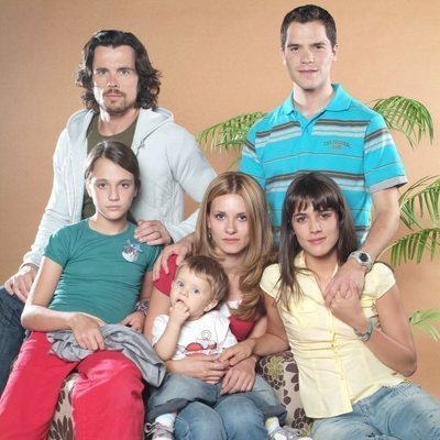 Los protagonistas de 'Mesa para cinco'