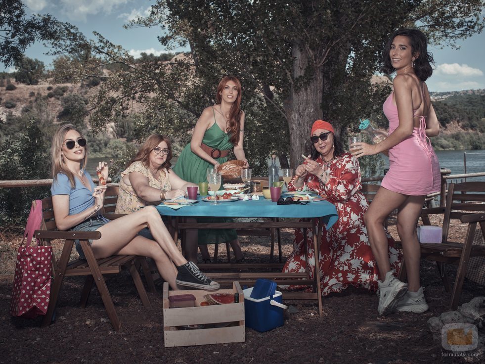 Alex Saint, Carmen García de Merlo, Valeria Vegas, Miryam Amaya y Lola Rodríguez en 'Ellas'