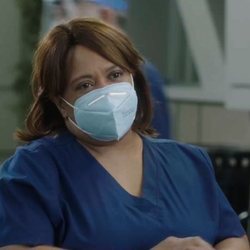 Miranda Bailey sonríe en los pasillos del Grey Sloan Memorial en la temporada 17 de 'Anatomía de Grey'