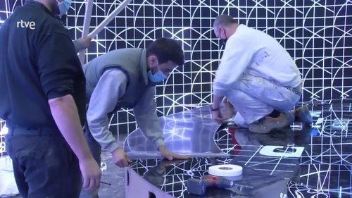 Operarios colocan el suelo del escenario español para Eurovisión Junior 2020