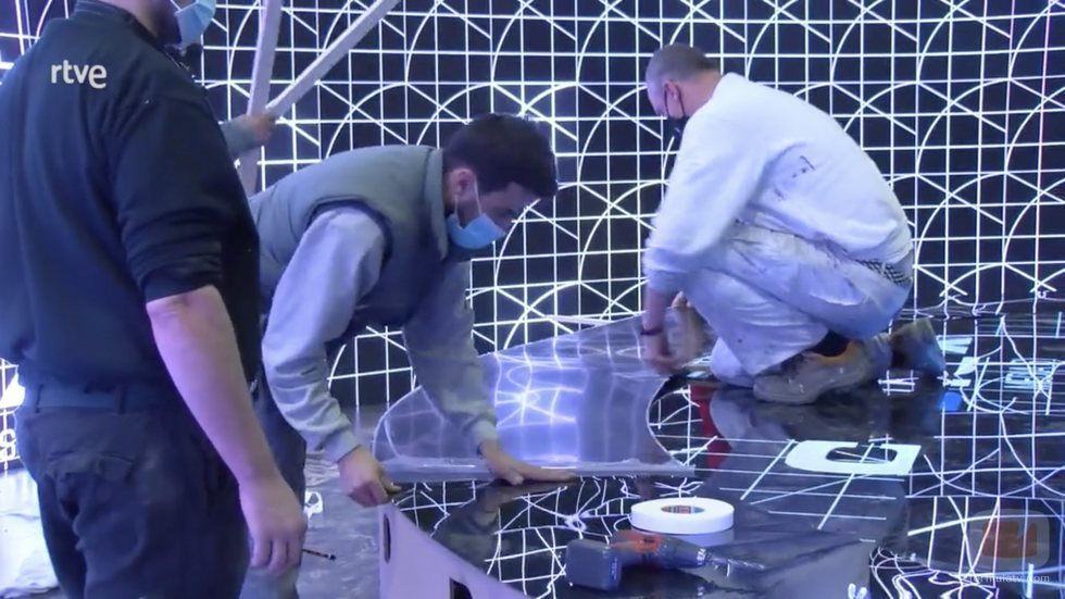 Operarios colocan el suelo del escenario español para Eurovisión Junior 2020
