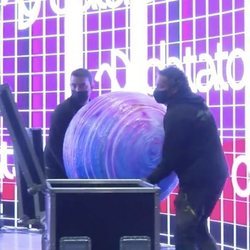 Operarios colocan la bola presente en todas las actuaciones de Eurovisión Junior 2020