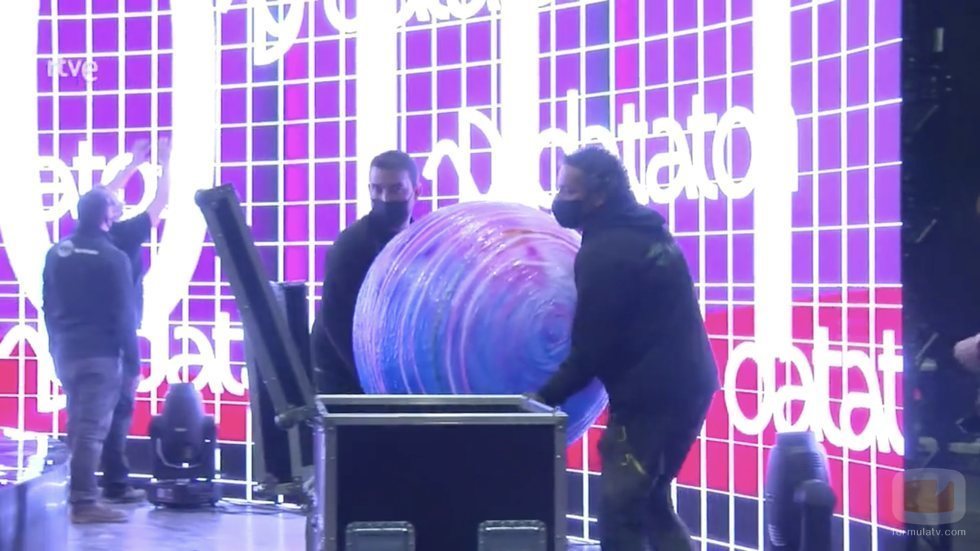Operarios colocan la bola presente en todas las actuaciones de Eurovisión Junior 2020