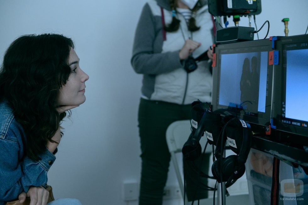 Nadia de Santiago oberva el rodaje de 'El tiempo que te doy'