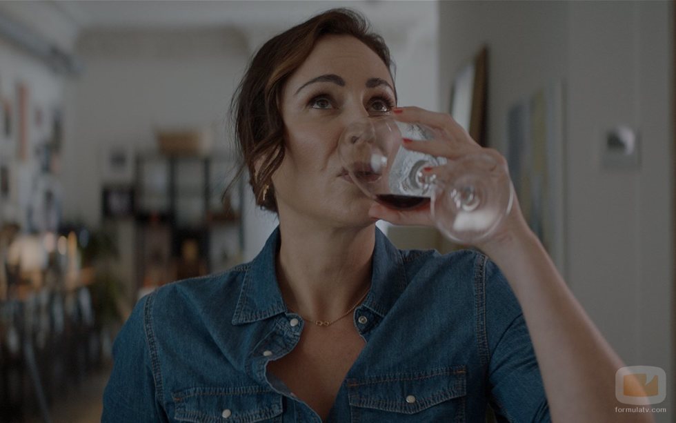 Ana Milán con una copa de vino en el 1x01 de 'ByAnaMilán'