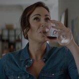 Ana Milán con una copa de vino en el 1x01 de 'ByAnaMilán'