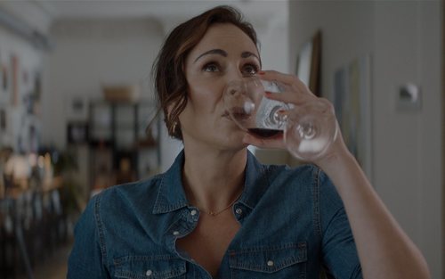 Ana Milán con una copa de vino en el 1x01 de 'ByAnaMilán'