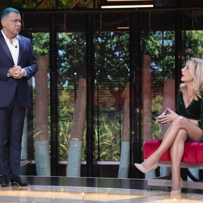 Jorge Javier Vázquez mira serio a Belén Rodríguez en 'La casa fuerte 2'