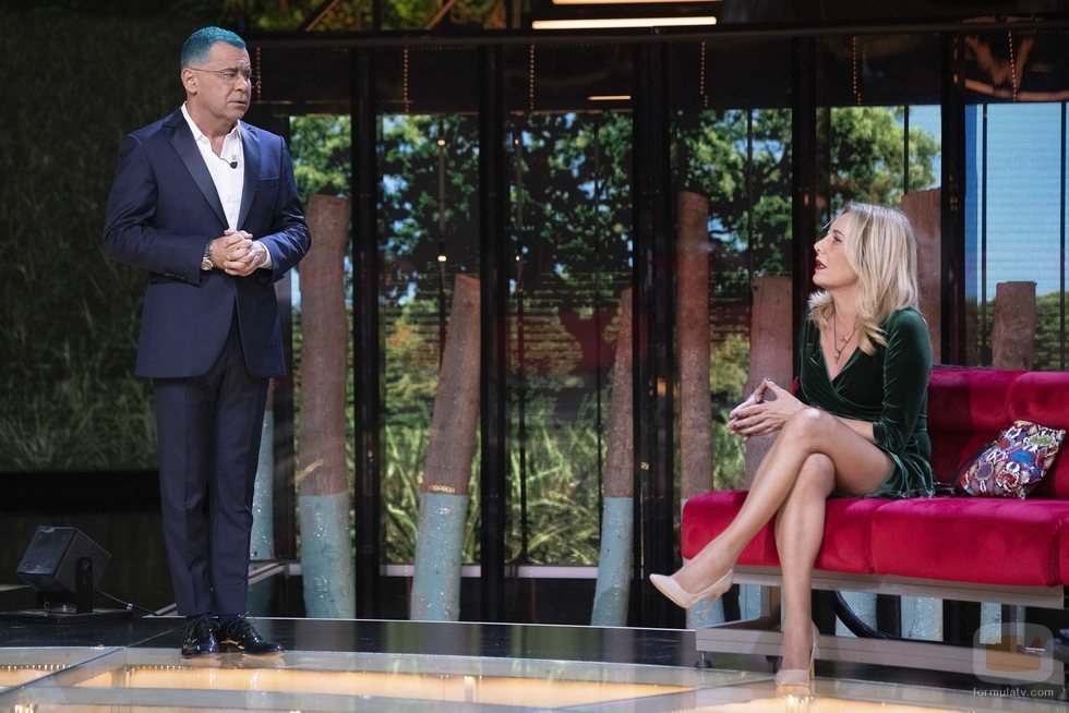 Jorge Javier Vázquez mira serio a Belén Rodríguez en 'La casa fuerte 2'