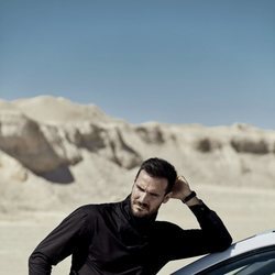 Saúl Cravioto posa para Rísbel Magazine apoyado en su coche