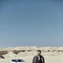 Saúl Craviotto camina al frente para Rísbel Magazine