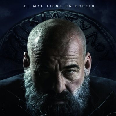 Póster del padre Vergara (Eduard Fernández) en '30 monedas'
